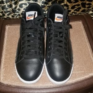 Nike (low court style) running shoes